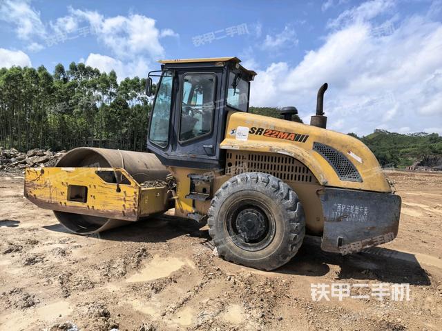左后45°(压路机整机外观) 左后45°(压路机整机外观)