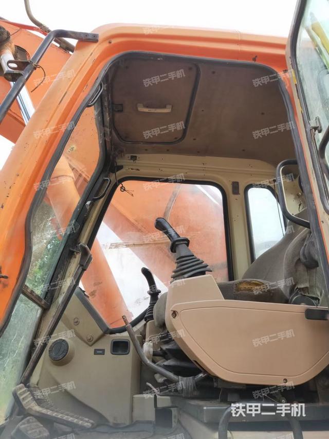 驾驶室整体(整机外观) 驾驶室整体(整机外观)