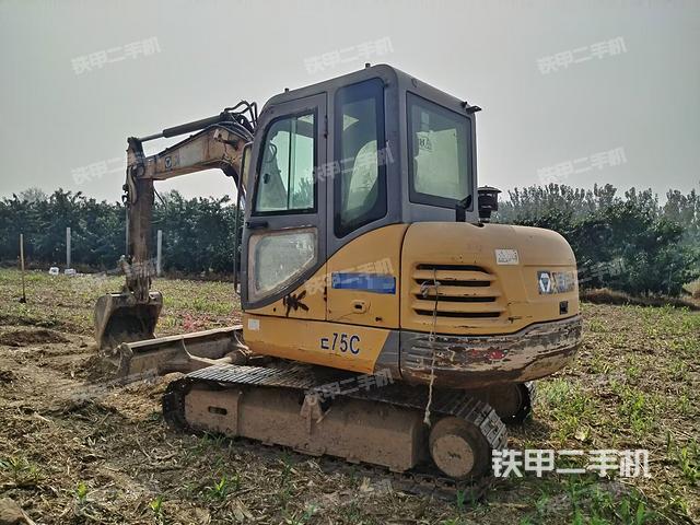 駕駛室頂部(整機(jī)外觀) 駕駛室頂部(整機(jī)外觀)