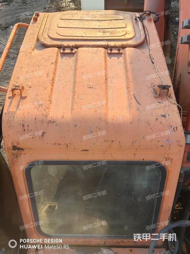 駕駛室頂部(整機(jī)外觀) 駕駛室頂部(整機(jī)外觀)