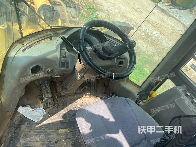 駕駛室工作臺(tái)(整機(jī)外觀及大件) 駕駛室工作臺(tái)(整機(jī)外觀及大件)