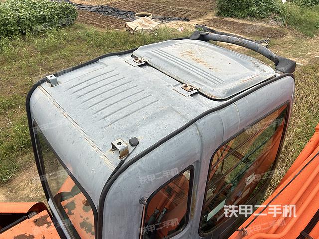 驾驶室顶部(整机外观) 驾驶室顶部(整机外观)
