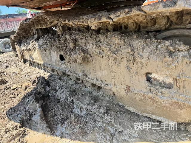單側(cè)履帶整體(整機(jī)外觀) 單側(cè)履帶整體(整機(jī)外觀)