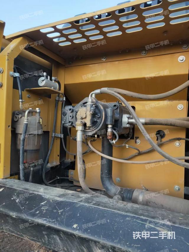液壓泵艙室正面整體(整機(jī)外觀) 液壓泵艙室正面整體(整機(jī)外觀)