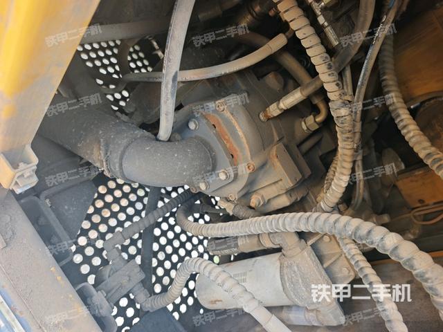 液压泵舱室正面整体(整机外观) 液压泵舱室正面整体(整机外观)