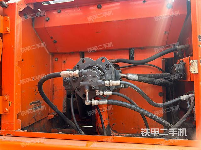 液壓泵艙室正面整體(整機(jī)外觀) 液壓泵艙室正面整體(整機(jī)外觀)