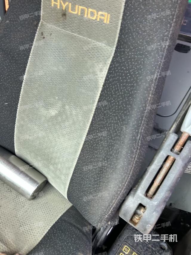 行走控制手柄和踏板 俯拍(驾驶室部分) 行走控制手柄和踏板 俯拍(驾驶室部分)