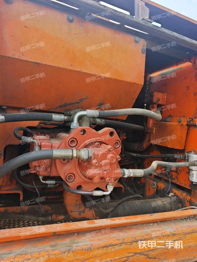 液壓泵艙室正面整體(整機(jī)外觀) 液壓泵艙室正面整體(整機(jī)外觀)