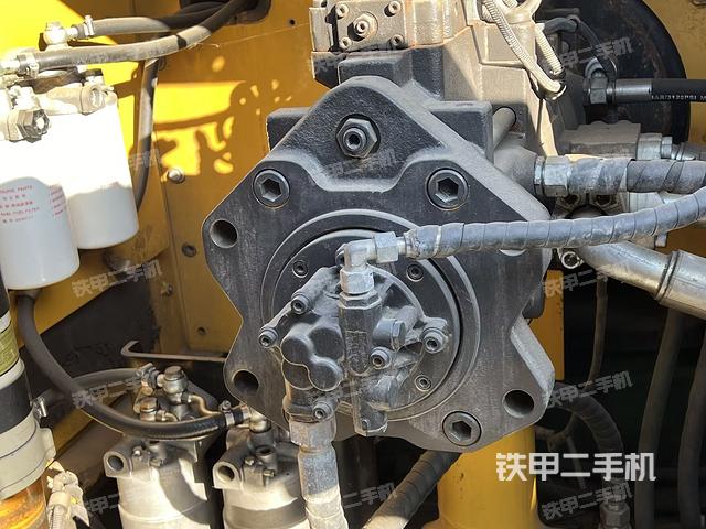 液壓泵艙室正面整體(整機外觀) 液壓泵艙室正面整體(整機外觀)