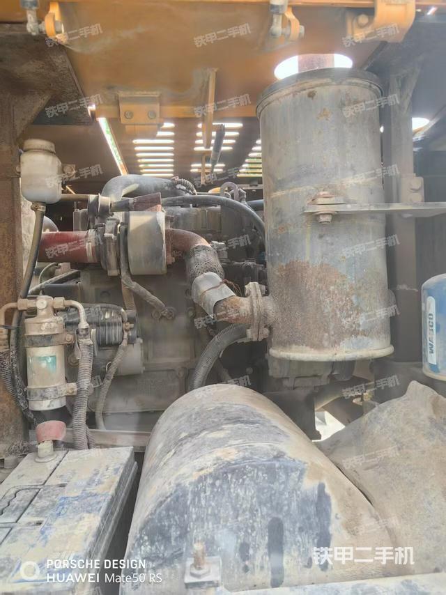 液压泵舱室正面整体(整机外观) 液压泵舱室正面整体(整机外观)