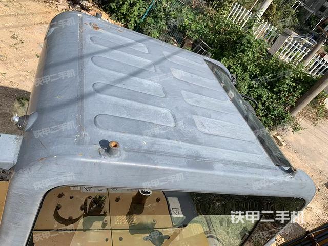 駕駛室頂部(整機(jī)外觀) 駕駛室頂部(整機(jī)外觀)