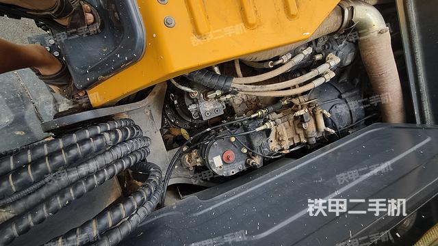 回轉(zhuǎn)馬達(dá)和主控閥(整機(jī)外觀) 回轉(zhuǎn)馬達(dá)和主控閥(整機(jī)外觀)