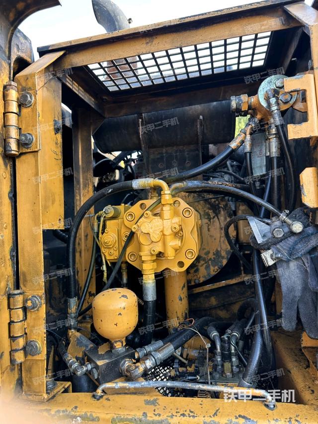液壓泵艙室正面整體(整機(jī)外觀) 液壓泵艙室正面整體(整機(jī)外觀)