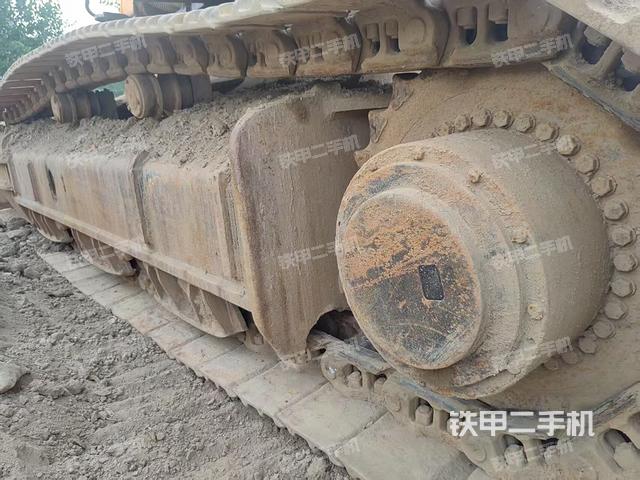 單側(cè)履帶整體(整機(jī)外觀) 單側(cè)履帶整體(整機(jī)外觀)
