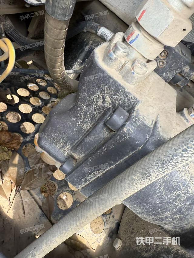 液壓泵艙室正面整體(整機(jī)外觀) 液壓泵艙室正面整體(整機(jī)外觀)