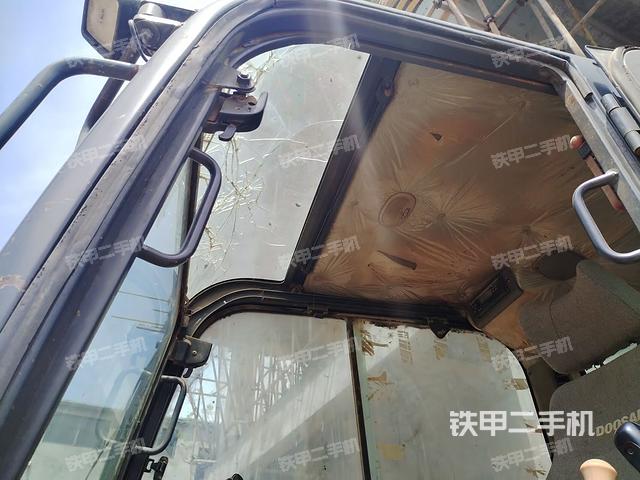 驾驶室顶部(整机外观) 驾驶室顶部(整机外观)