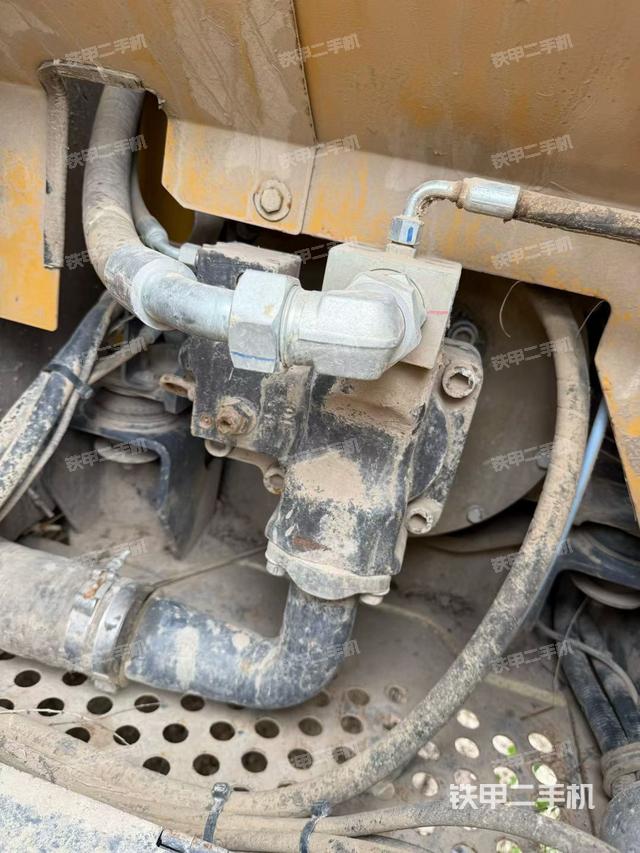 液壓泵艙室正面整體(整機外觀) 液壓泵艙室正面整體(整機外觀)