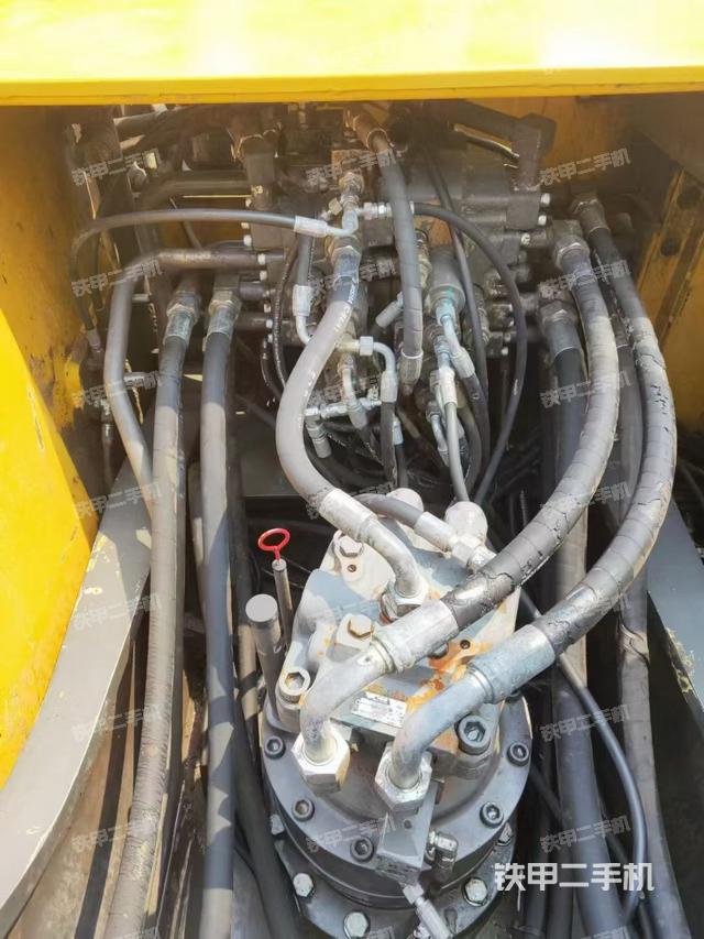 回转马达和主控阀(整机外观) 回转马达和主控阀(整机外观)