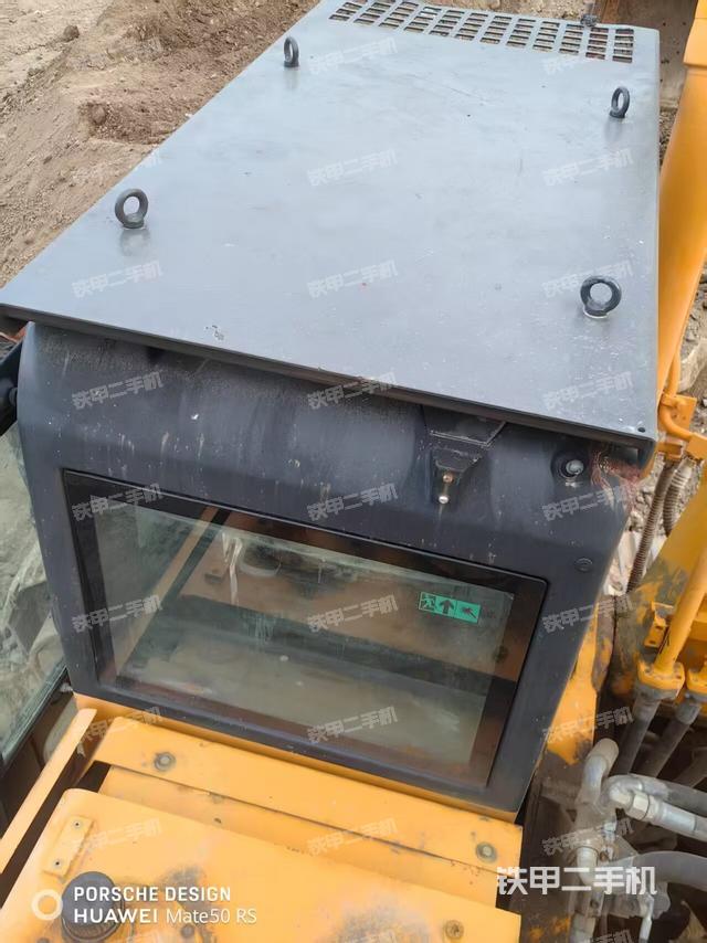 駕駛室頂部(整機(jī)外觀) 駕駛室頂部(整機(jī)外觀)