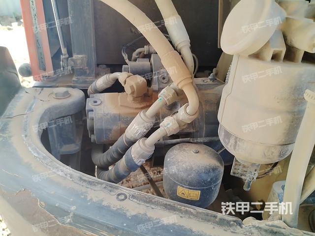 液压泵舱室正面整体(整机外观) 液压泵舱室正面整体(整机外观)