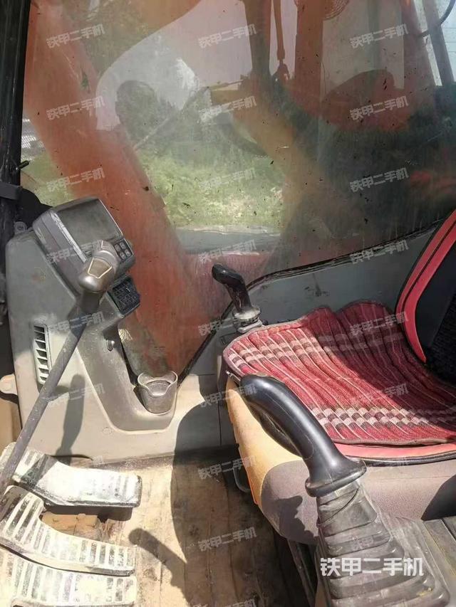 驾驶室整体(整机外观) 驾驶室整体(整机外观)