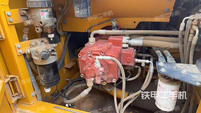 液壓泵艙室正面整體(整機外觀) 液壓泵艙室正面整體(整機外觀)