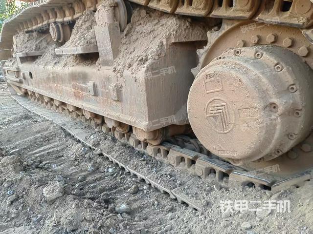 單側(cè)履帶整體(整機(jī)外觀) 單側(cè)履帶整體(整機(jī)外觀)