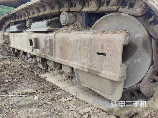 單側(cè)履帶整體(整機(jī)外觀) 單側(cè)履帶整體(整機(jī)外觀)