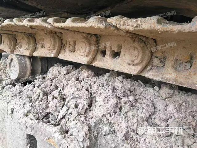 單側(cè)履帶整體(整機(jī)外觀) 單側(cè)履帶整體(整機(jī)外觀)