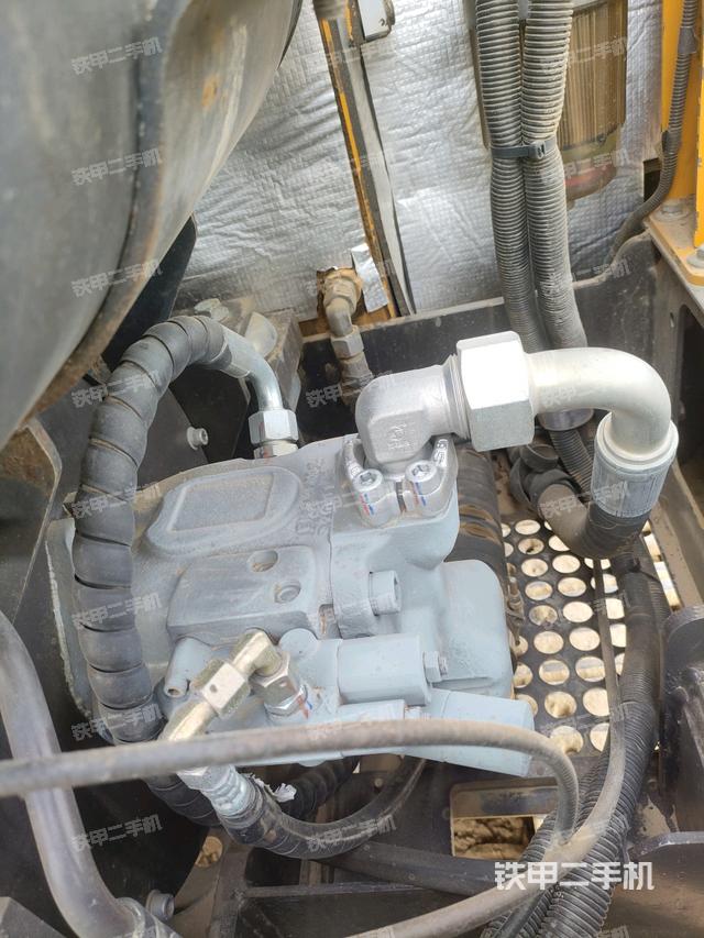 液壓泵艙室正面整體(整機(jī)外觀) 液壓泵艙室正面整體(整機(jī)外觀)