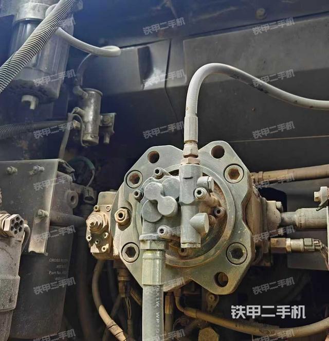 液壓泵艙室正面整體（整機外觀）