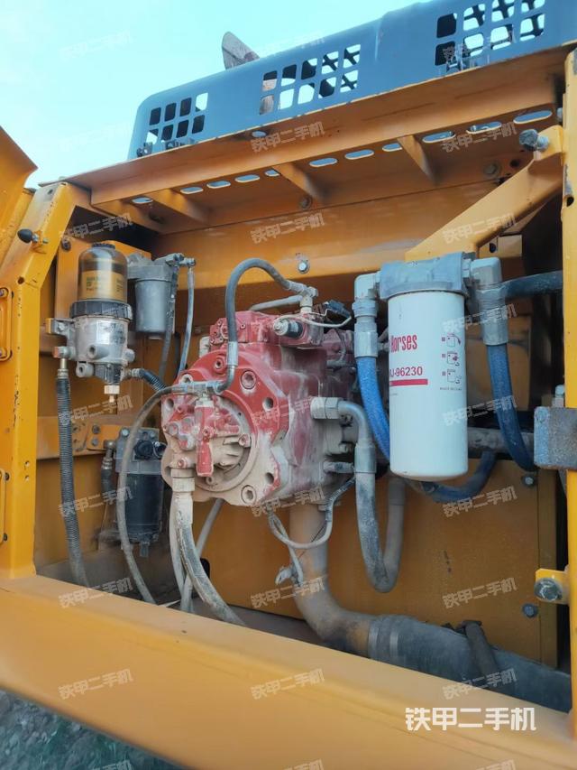 液壓泵艙室正面整體(整機(jī)外觀) 液壓泵艙室正面整體(整機(jī)外觀)