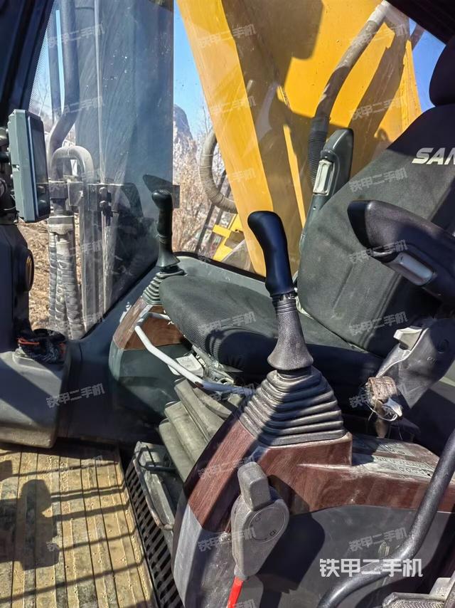 駕駛室整體(整機外觀) 駕駛室整體(整機外觀)