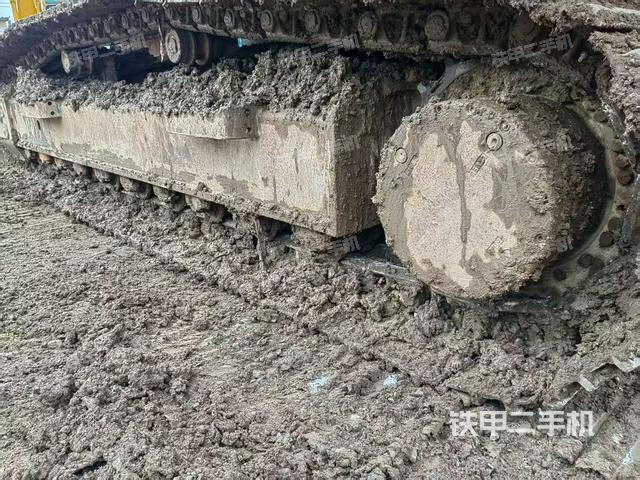 單側(cè)履帶整體(整機(jī)外觀) 單側(cè)履帶整體(整機(jī)外觀)