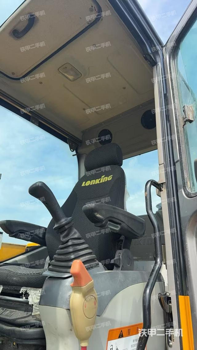 駕駛室整體(整機(jī)外觀) 駕駛室整體(整機(jī)外觀)