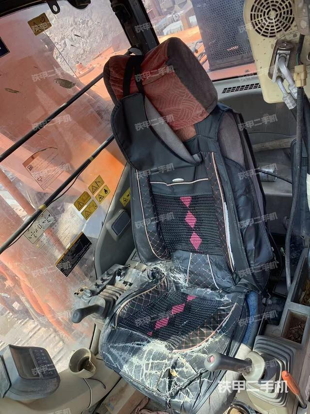駕駛室整體(整機(jī)外觀) 駕駛室整體(整機(jī)外觀)