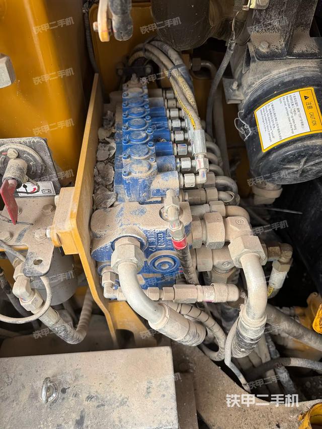 回轉(zhuǎn)馬達(dá)和主控閥（整機(jī)外觀）