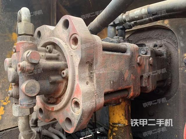 液壓泵艙室正面整體(整機外觀) 液壓泵艙室正面整體(整機外觀)