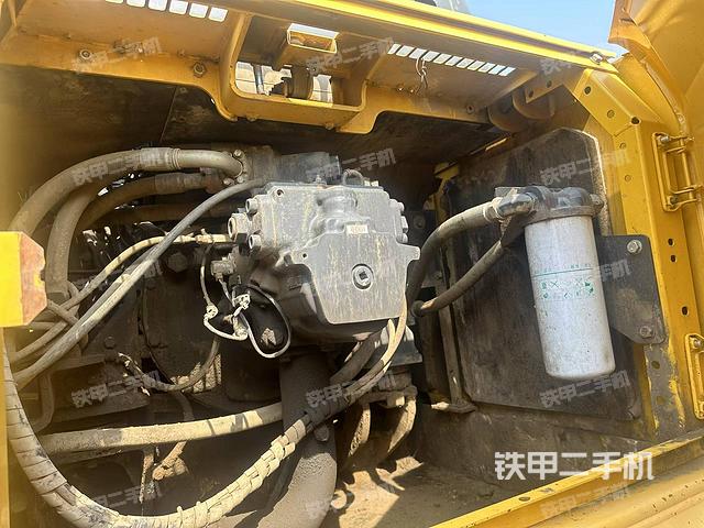 液壓泵艙室正面整體(整機外觀) 液壓泵艙室正面整體(整機外觀)