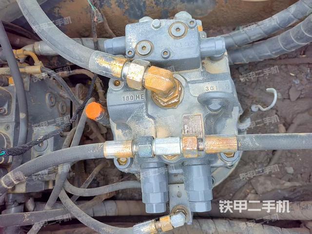 回轉(zhuǎn)馬達(dá)和主控閥(整機(jī)外觀) 回轉(zhuǎn)馬達(dá)和主控閥(整機(jī)外觀)