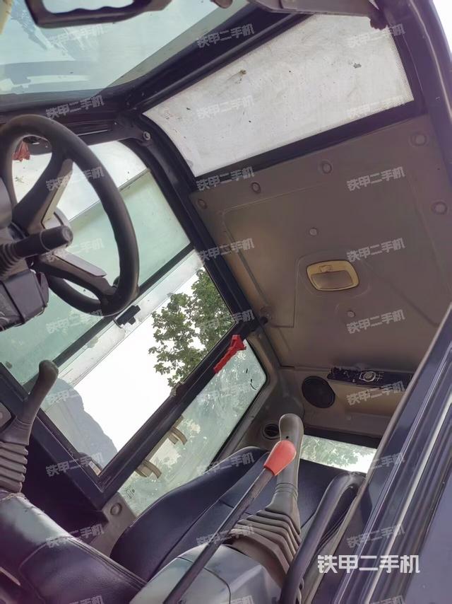 驾驶室整体(整机外观) 驾驶室整体(整机外观)