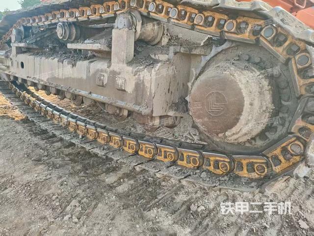 单侧履带整体(整机外观) 单侧履带整体(整机外观)