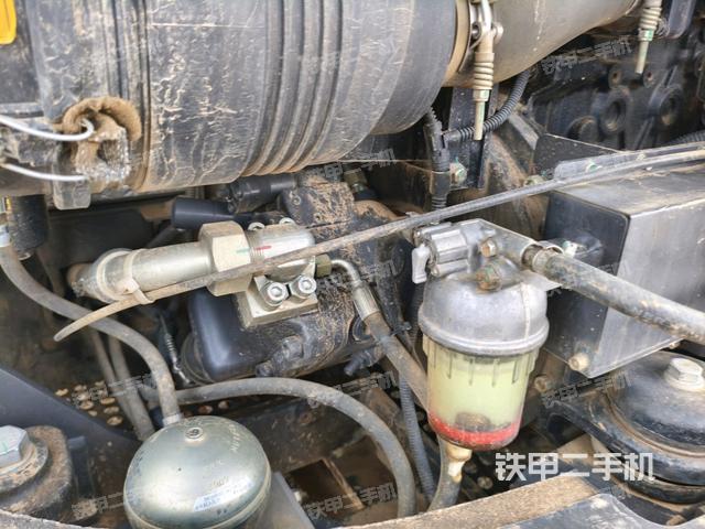 液压泵舱室正面整体(整机外观) 液压泵舱室正面整体(整机外观)
