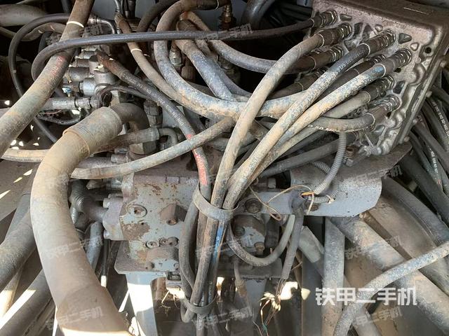 回轉(zhuǎn)馬達(dá)和主控閥(整機(jī)外觀) 回轉(zhuǎn)馬達(dá)和主控閥(整機(jī)外觀)