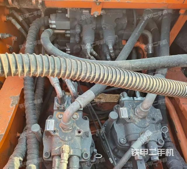 回转马达和主控阀(整机外观) 回转马达和主控阀(整机外观)