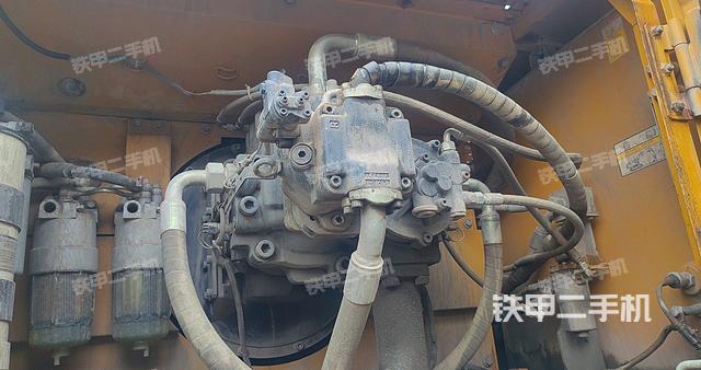 液壓泵艙室正面整體（整機外觀）