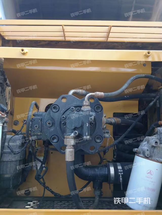 液壓泵艙室正面整體(整機外觀) 液壓泵艙室正面整體(整機外觀)