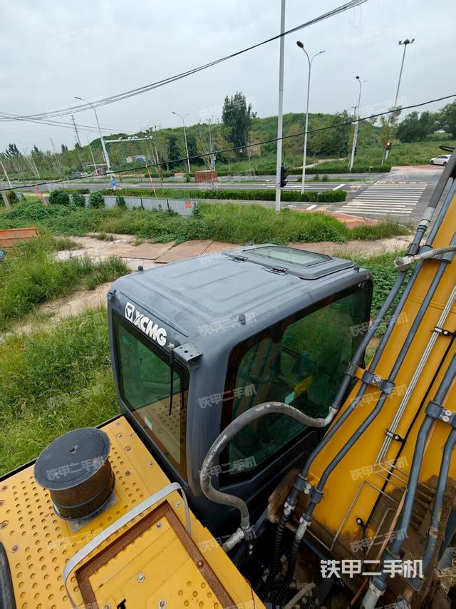 駕駛室頂部(整機(jī)外觀) 駕駛室頂部(整機(jī)外觀)