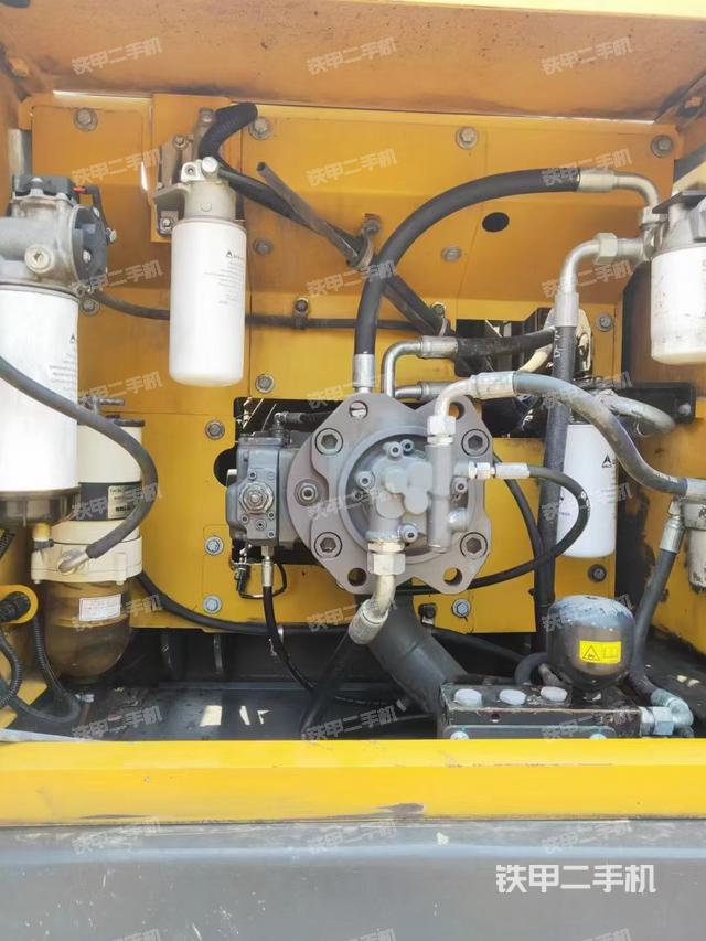 液压泵舱室正面整体(整机外观) 液压泵舱室正面整体(整机外观)