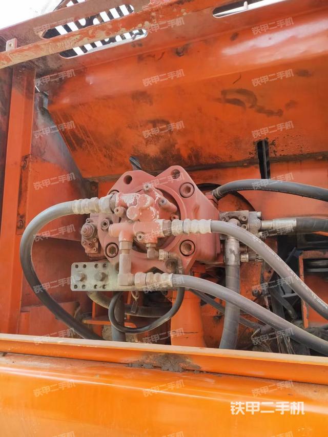 液壓泵艙室正面整體(整機外觀) 液壓泵艙室正面整體(整機外觀)